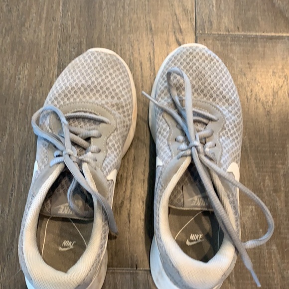 Nike gray and white - Picture 2 of 5